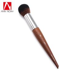 Brushes Professional Makeup Artist Long Wood Handle Classic Wavy Hair 152 Medium Round Face and Body Highlighter Powder Brush