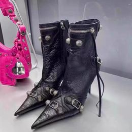 Vintage-Motorradstiefel für Damen, 8 cm, Designer-Schuhe, Stiletto-Absatz, Luxus-Schuhe, schwarzes Leder, Spice Girls, Quasten-Stiefel, spitze Zehenpartie, Schnalle im Alter von Silber