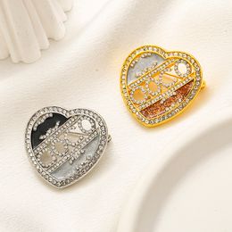 Luxury Women Designer Brand Letter Brooches 18K Gold Plated Inlay Crystal Rhinestone Jewellery 925 Silver Heart Brooch Pin Men Marry Wedding Party Cloth accessories