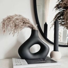 Nordic Decoration Home Flower Vase Black and White Art Ceramic Minimalism Dried Arrangement Accessories Ornament 240110