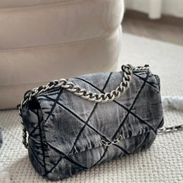 Retro Large Capacity Women Shoulder Bag Old Washing Denim Mateless Quilted Luxury Handbag Crossbody Designer Bag Silver Chain Pochette Sacoche Key Pouch 29CM