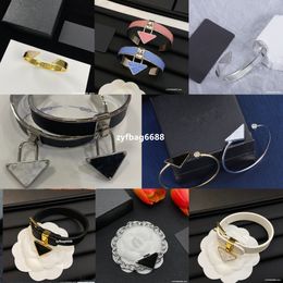 24 Luxury Jewellery Designer Bracelet Made of Genuine Leather Material Elegant Letter Pendant for Men and Women Gold Silver Fashion Simple Letter Engagement Gift