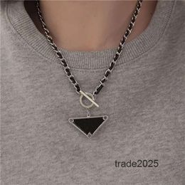 NUOVA P MACCHIO DI TENDO EUROPO E AMERICANO Collana del marchio invertito Triangolo geometrico Lettere Penderant Men and Women's Quality Golvate Chain Chicken Holiday Regalo per le vacanze