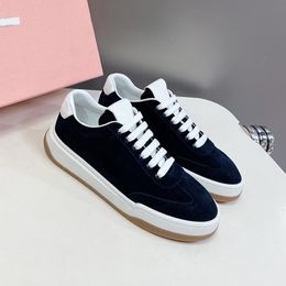 famous designer meumeu early spring latest fashion show simple leisure sports small white shoes retro and fashionable full of free collocation on the beriberi field