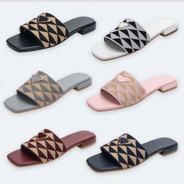 Designer Slides Women Embroidered Fabric Slippers Metallic Slippers Luxury Letter P Sandal Triangle Chunky Heels Fashion Summer Beach Low Heel Shoes C81w#