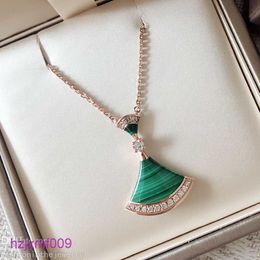 Loj3 Pendant Necklaces Jewelry Divas Dream Designers Fan Shape Necklace Diamonds White Pink Green Chalcedony Small Skirt Female Elegant fo