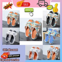 Free shipping Designer Casual Platform Slides Slippers Men Woman slip wear-resistant Light weight breathable soft soles sandals Flat Summer Beach Slipper