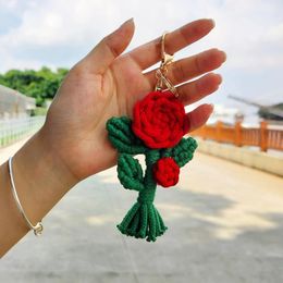 Keychains Exquisite Hand-woven Rose Pendant Keychain Woven Creative Wool Crochet Flower Key Ring Bag Accessories Phone Charm Jewellery Gift