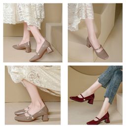 Neue Designer-Sandalen mit spitzen Zehen und Stilettos für Damen, hohle Metall-V-Schnalle, Baotou-Lederschuhe mit hohen Absätzen