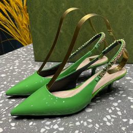 2024 nuove scarpe eleganti firmate di lusso da donna fibbia a catena in metallo pelle verniciata sandali a punta décolleté scarpe con tacco a spillo 4,5 cm sandali col tacco alto 35-42 con scatola 10A