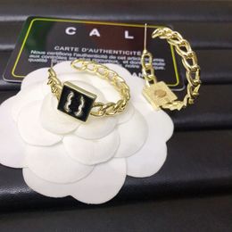 Stud Classic Designer Gold Plated Hoop med Stamp Boutique Womens smycken Box Packaging Birthday Present Earrin Design för Women Charm