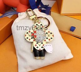 Keychains Lanyards Design Bag Charms Luxury Designer Couples Key Chain New Sunflower Ring Pendant Cute Panda Holder Fashion Accessories for Women Men04 U6NC