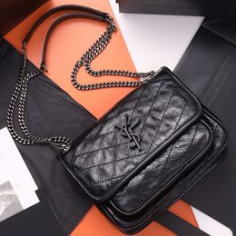 Designer Bag Shoulder Bag Women Bag Vintage Cow Leather Clamshell Fashion Handbag Crossbody bag with VV-shaped Stitching 2024