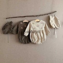 Rompers 2023 Vintage Embroidered Baby Bodysuit Corduroy Baby jumpsuit With Hat H240508