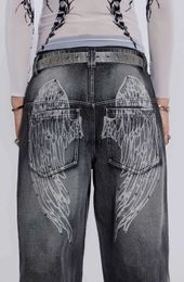 Jeans da donna New Retro Go Jeans lavati traforati effetto vissuto con stampa di ali di ispirazione retrò e jeans a vita alta con gamba larga