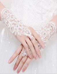 Chic Lace Appliqued Short Wedding Gloves Fingerless Gloves for Women Bride White Ivory Beaded Luva De Noiva Bridal Accessories AL71022952