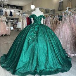 Платья Изумрудно-зеленые платья Quinceanera с 3D-цветами Бальное платье Сексуальное с открытыми плечами и блестками Принцесса-дебютантка 15 Vestidos