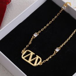 Designer-Halskette mit Diamant-Perlen-V-Anhänger, goldene Halsketten für Damen, vergoldete Kette, Kristall-Halsband, Damen-Hochzeit, Valentino-Schmuckzubehör mit Box