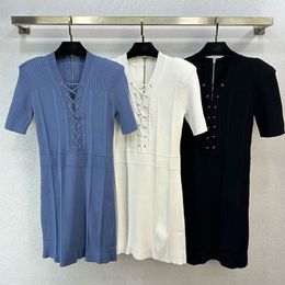 V-Ausschnitt Schnüren Französisch mit Schulterpolstern, 2024 New High-End und Stylish Slim Fit Kleid für Frauen