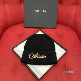 designer beanie luxury knitted woolen hat fashion casual Mens and womens fall/winter thermal hat With golden Logo Woolen cap gift