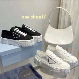 Designer platform canvas sneakers gabardine classic triangle pattern thick-soled casual shoes woman brand wheel lady stylist fashion heighten shoe