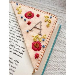 Personalised Hand Embroidered Corner Bookmark,Felt Triangle Page Stitched Unique Cute Flower Letter Embroidery Bookmarks Accessories for Book Lovers