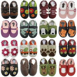 Carozoo Born Baby Shoes Spädbarnsskor tofflor Soft Leather Baby Boys First-Walkers Girl Shoes 240115