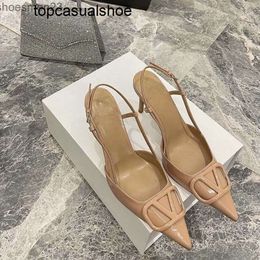 Valentines Summer Patent V-buckle High-heeled VT Thin Shoes Pump Warren Pointed Shallow Sandal Leather Lady Heel Spring Back Empty and High-heeled Sandals Women Aa9b