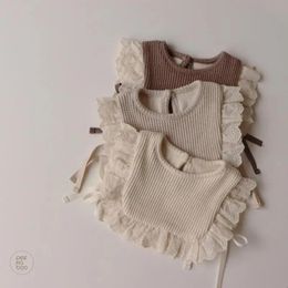 2023 Autumn Baby Girl Lace Vest Sweet Hollow Out Princess Sleeveless Outerwear Cotton born Infant Bib Knitted 03Y 240115