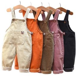 Corduroy kombinezon dla dziewcząt jesień maluch Jumpsuits Dzieci Suspender Dzieci Ubranie Miękkie spodnie 1-4 lata 240115
