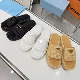 Dreieckige, gehäkelte Plateau-Slip-on-Sandale aus Stroh, Prad Tazz-Slipper, Designer-Schuh für Damen, Mule-Loafer, Sandale-Slider, Raffia-Stoff-Sandalen, Herren-Strand-Slide