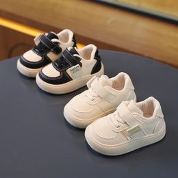 Barn sportskor pojkar avslappnade sneakers höst mode non slip girls brädskor barn mjuk suled baby småbarn skor 240115