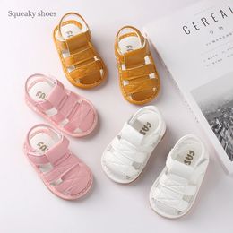 Verão nascido sapatos antiderrapante primeiro walker criança sapatos bebê menino crianças sandálias de fundo macio bebê menina sandália sapatos estridentes 240115