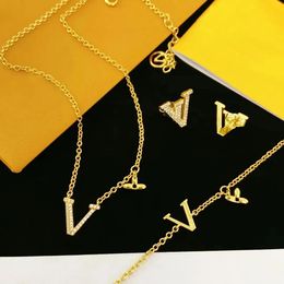 Necklaces Gold Jewelry Set Designer for Women Pendant Necklace Diamond Stud Earrings Charm Bracelet G Luxury Chain Necklaces Jewlery Sets 23