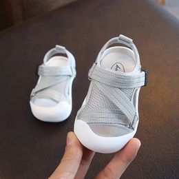Baby flickor pojkar sandaler sommar spädbarn småbarnskor icke-halk mjuk enda andningsbara barn strandskor barn sandaler 240115