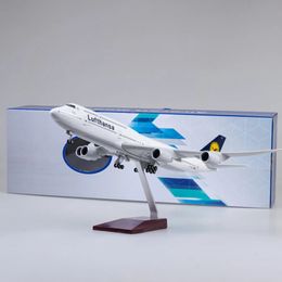 B747 Lufthansa Airplane Model Toy 1/150 Flygbolag 747 Planmodell Ljus och hjullandningsutrustning Plasthartsplan Modell 240116