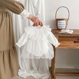 Vår spädbarn baby flickor rompers bomull spetsar broderad bodysuit med hatt ruffle mesh prinsessan klänning 240116