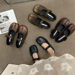 2024 Spring Tabi Ninja Moccasins Round Split Toe Retro Colour Women Single Shoes Buckle Strap Female Casual Soft Mary Janes Shoes 240116