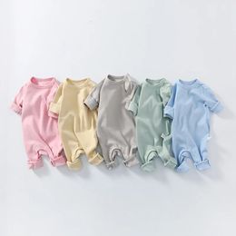 Vårens höst spädbarn flickor bodysuit fast färg lång ärm komfort bomull född jumpsuit casual baby romper 240116