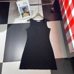 Basic & Casual Dresses Designer 24 Spring New Product Celebrity Same Classic Triangle Minimalist Fashion and Grand Black Tank Skirt EHI1