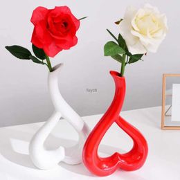 Vases Flower Pot Household Solid Color Heart-shaped Ceramic Vase Decoration Crafts Living Room Office Decorations Black/white/red YQ240117