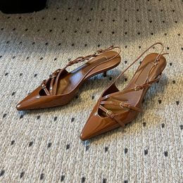 Elbise ayakkabıları zarif yaz deri sandaletler ayakkabı pompalar metal toka süslemeli 5.5cm kedicik Slingbacks bayan patent deri sivri uçlu ayak topuklu ayakkabılar sandalet