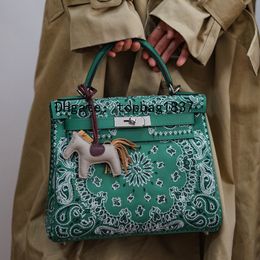 Designer-Umhängetaschen, 28 cm, 10A-Spiegelqualität, tiefgrün, insgesamt handgefertigte Stickerei, limitierte Handtaschen im nationalen Stil, spezieller individueller Stil, mit Originalverpackung