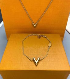 High quality luxury women039s Jewellery 18K Gold V letter Pendant Necklace Fashion Party Bracelet holiday gift2636759