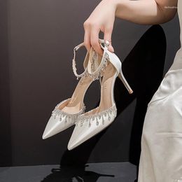Schuhe Oberfläche Satin Sandalen weiß Hochzeit ein Linie Gurt modische High Heels Schwarzes Temperament Sexy Quasten Frauen 8893 860