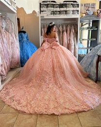 Pink Princess Off the Shoulder Ball Gown Quinceanera Dresses Pärlade kändisfestklänningar Applikationer Graduation Bow Vestido de 15 S