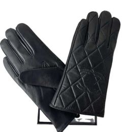 Womens Leather Gloves Designer Sheepskin Fur Integrated Cycling Warm Fingertip Gloves Fashion Guantes Brand Luvas 3 Styles Luxury Guanto