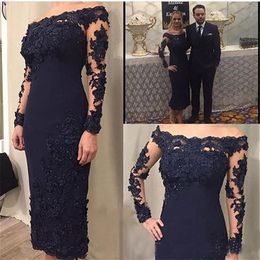 Dark Navy Blue Lace Short Mother of the Bride Dress Off Shoulder Long Sleeve Sheath Knee Length Evening Gowns Wedding Guest Party 311Q