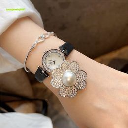 Scottie moissanite diamant fleur conception en gros femme en cuir mode quartz montre-bracelet montres personnalisées