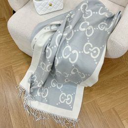 Sciarpa di design Moda Brand New Morbido isolamento termico Sciarpe bifacciali a doppio colore per l'inverno Involucri lunghi da donna e da uomo Dimensioni 180x65 cm Regalo di Natale